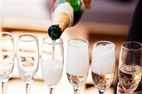 Vang sủi bọt: Linh hồn của những bữa tiệc sôi động