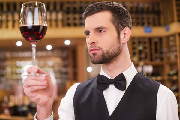 Cách cầm ly rượu vang đúng chuẩn quý tộc