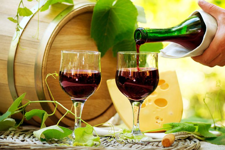 Có nên uống rượu vang trước khi đi ngủ hay không?