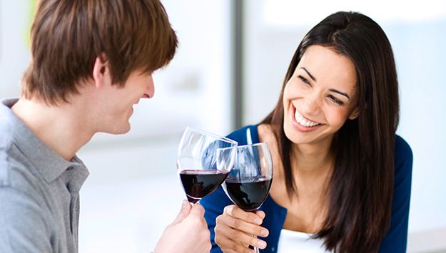 Có nên uống rượu vang trước khi đi ngủ hay không?